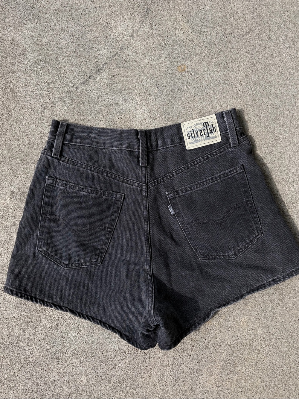 Levi’s silver tab high waisted black denim jean shorts 29/8 mom shorts